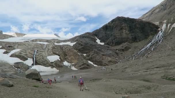 Tramp chůzi po Gramsgrubenweg stezce na Grossglockner horské oblasti. Rakousko. — Stock video