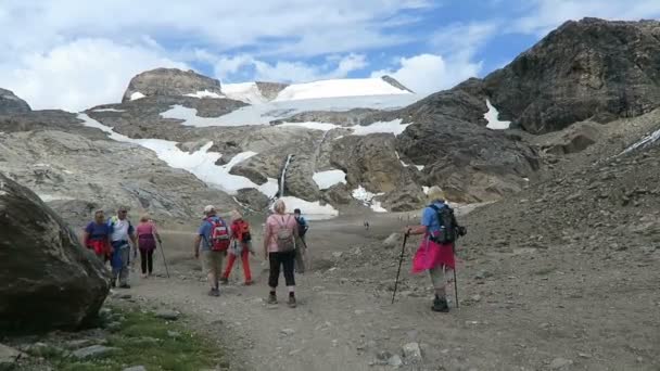 นักปีนเขาเดินไปตามเส้นทาง Gramsgruben ที่พื้นที่ภูเขา Grossglockner ออสเตรีย . — วีดีโอสต็อก