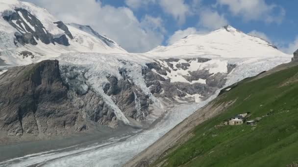 Randonneur marchant le long du sentier Gramsgrubenweg à Grossglockner Mountain area. Autriche — Video