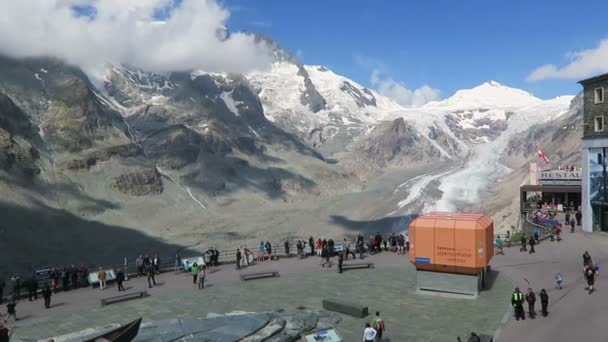 Látogatás a pranorama megfigyelés peole pont, a Grossglockner hegyi környezetben. (Austrial), a Pasterze gleccser. — Stock videók