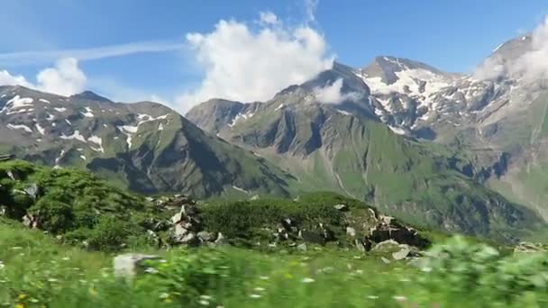 Turismos que circulan por Grossglockner High Alpine Road en Austria . — Vídeo de stock