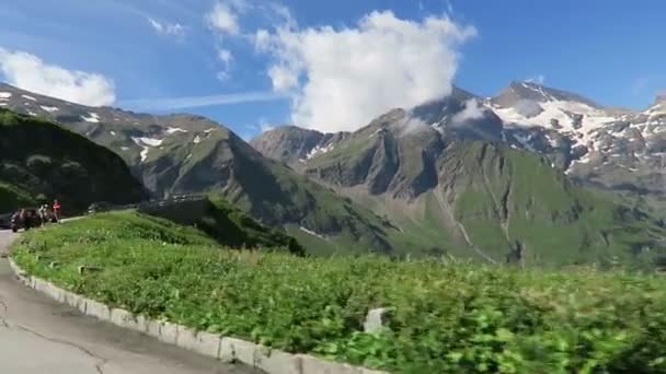 Австрийские автомобили, проезжающие по высокогорной дороге Гроссглокнер . — стоковое видео