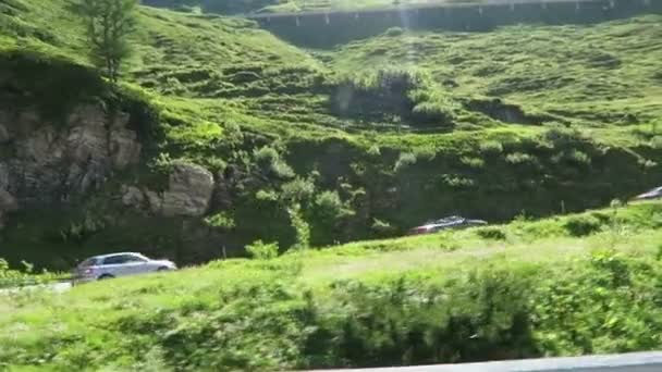 Turister som kör längs grossglockner vägen genom Alperna. — Stockvideo