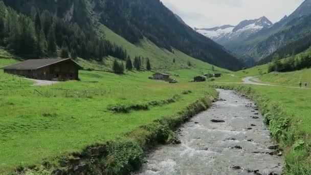 Прогулка по долине Шенахталь в долине Циллерталь в Австрии / Тироль — стоковое видео