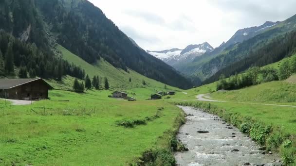 Paisaje del valle de Zillertal con prado, granero y arroyo. Situado en el valle de Schoenachtal en Tirol (Austria) ). — Vídeos de Stock