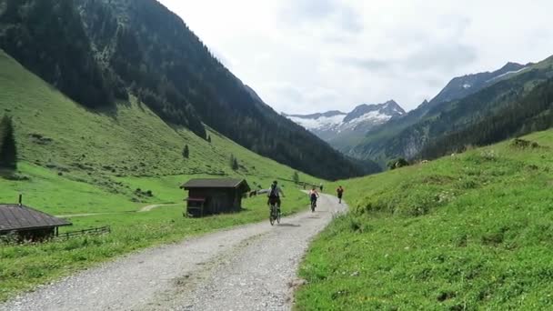 Hiker promenader längs dalen Schoenachtal i Zillertal-dalen i Österrike / Tirol — Stockvideo