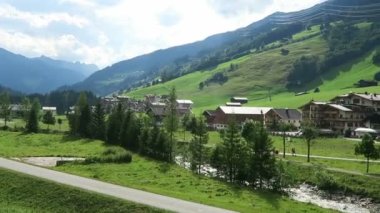 Gerlostal Vadisi ile Gerlos Köyü ve tipik yarı ahşap evleri ve kulübeler sürüş. Çayırlar ve Gerlos Nehri.