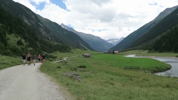 İnsanlar Krimml şelaleler, düşer ve achental vadi içine patika boyunca hiking ziyaret etti. Avusturya. — Stok video