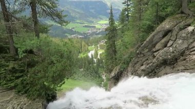Krimml şelaleler Pinzgau, Avusturya Salzburger arazi içinde. Avrupa Alpleri manzara orman ile.