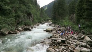 İnsanlar Krimml şelaleler, Falls'a patika boyunca hiking ziyaret etti. Avusturya.