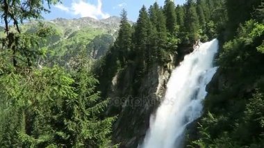 Krimml şelaleler Pinzgau, Avusturya Salzburger arazi içinde. Avrupa Alpleri manzara orman ile.