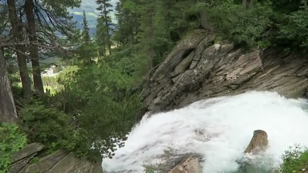 Krimml vattenfall i Pinzgau, Salzburger Land Österrike. Europeiska Alperna landskap med skog. — Stockvideo