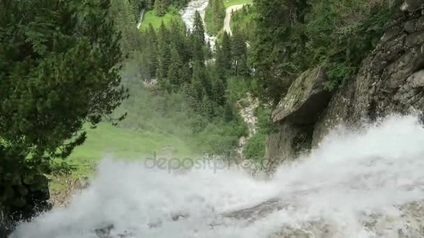 Krimml watervallen in Pinzgau, Salzburger Land at Oostenrijk. Europese Alpen landschap met bos. — Stockvideo