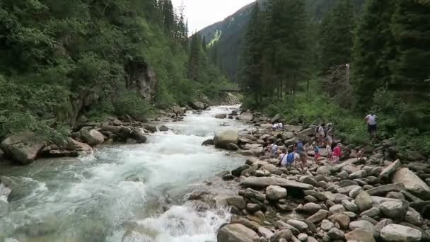 İnsanlar Krimml şelaleler, Falls'a patika boyunca hiking ziyaret etti. Avusturya. — Stok video