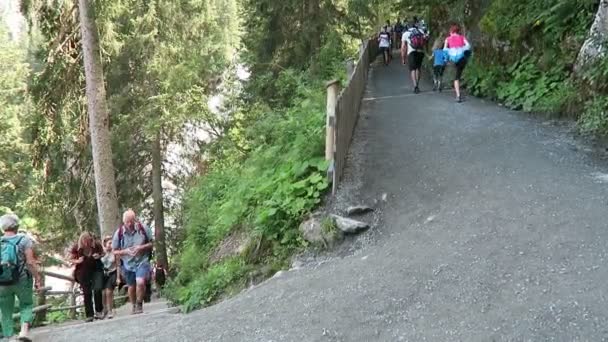 Persone che visitano le cascate Krimml, escursioni lungo il sentiero fino alle cascate. Austria . — Video Stock