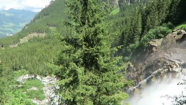 Krimml watervallen in Pinzgau, Salzburger Land at Oostenrijk. Europese Alpen landschap met bos. — Stockvideo