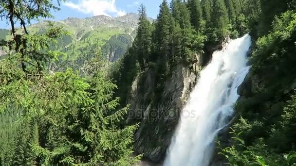 Кріммл в Pinzgau, Salzburger земля в Австрії. Європейська Альп краєвид з лісу. — стокове відео