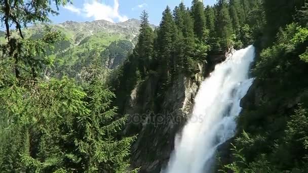 在里面，在奥地利萨尔茨堡州的 Krimml 瀑布。欧洲的阿尔卑斯山风景的森林. — 图库视频影像