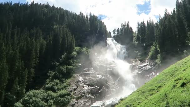 Krimmelské vodopády v Pinzgau, Salzburger Land v Rakousku. Evropské Alpy krajina s lesem. — Stock video