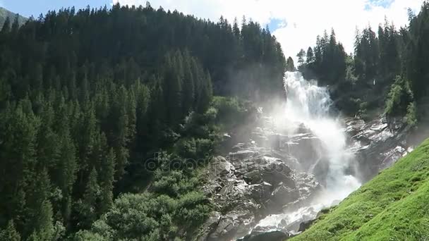 Krimml vattenfall i Pinzgau, Salzburger Land Österrike. Europeiska Alperna landskap med skog. — Stockvideo