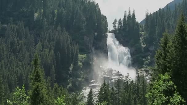 Krimml Cascadas en Pinzgau, Salzburger Land en Austria. Paisaje de los Alpes europeos con bosque . — Vídeo de stock