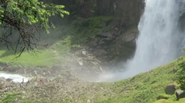 İnsanlar Krimml şelaleler, Falls'a patika boyunca hiking ziyaret etti. Avusturya.