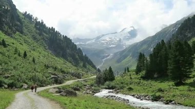 Gerlostal Valley Zillertal alanda gerlos nehir boyunca hiking.