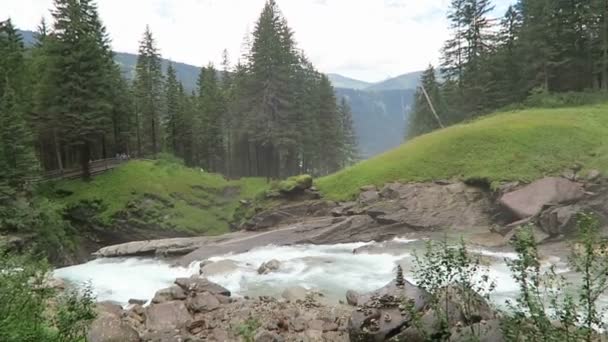 Personas que visitan las cascadas Krimml, haciendo senderismo a lo largo del sendero hacia las cataratas. Austria . — Vídeos de Stock
