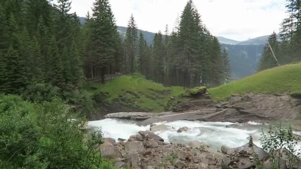 Водопад Криммл в Пинцгау, Зальцбургер в Австрии. Европейский ландшафт с лесом . — стоковое видео