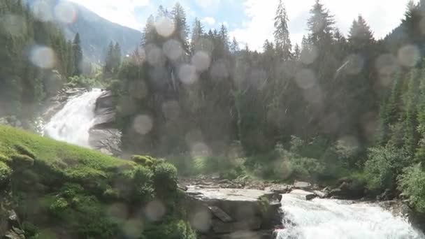 Водопад Криммл в Пинцгау, Зальцбургер в Австрии. Европейский ландшафт с лесом . — стоковое видео