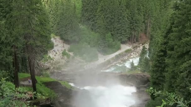 Personer som besöker vattenfallen Krimml, vandring längs vandringsleden till falls. Österrike. — Stockvideo