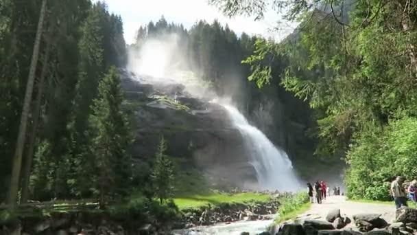 İnsanlar Krimml şelaleler, Falls'a patika boyunca hiking ziyaret etti. Avusturya. — Stok video