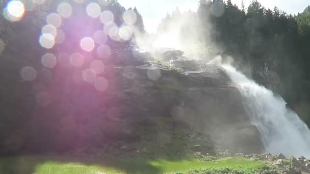 Krimml vattenfall i Pinzgau, Salzburger Land Österrike. Europeiska Alperna landskap med skog. — Stockvideo