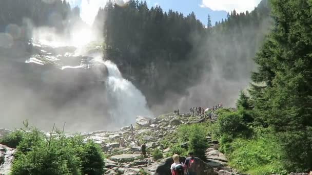 Persone che visitano le cascate Krimml, escursioni lungo il sentiero fino alle cascate. Austria . — Video Stock