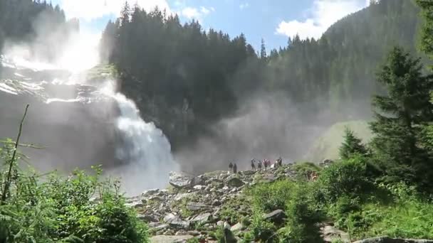 Людей, які відвідують Krimml водоспади, Піші прогулянки вздовж стежка до цього водоспаду. Австрія. — стокове відео