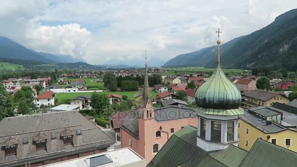 Vista sobre las azoteas de Rattenberg en triol en el río Inn. Rattenberg, Tirol / Austria — Vídeos de Stock