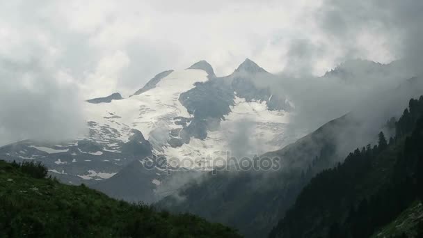 Picos de montaña de alto tauern en paisaje nublado. Alpes europeos . — Vídeos de Stock