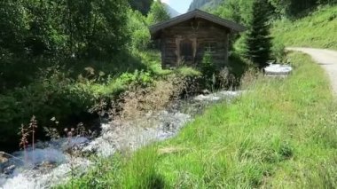 Avrupa Alpleri'nde küçük bir dere ambarın yıpranmış. Schwarzachtal Vadisi zillertal Vadisi tirol içinde. (Avusturya)