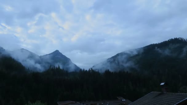 Horské vrcholy Vysokých Taur v cloudscape. Evropské Alpy. — Stock video