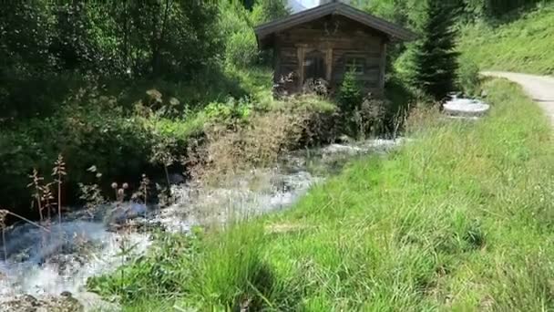 Granero envejecido en un pequeño arroyo en los Alpes europeos. Valle de Schwarzachtal en zillertal valle tirol. (Austria ) — Vídeos de Stock