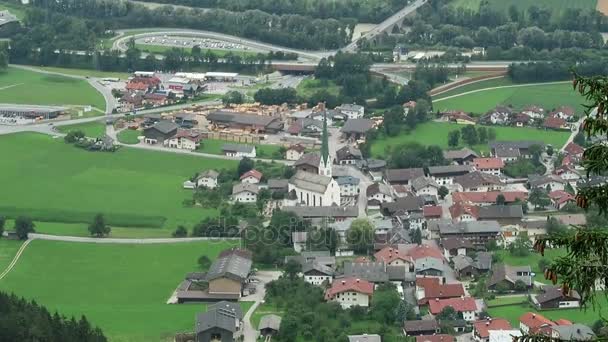 Zillertal, Tyrol / Österrike juli 23 2016: beskåda in i dalen Zillertal från en observationspunkt. Tirol, Österrike. — Stockvideo