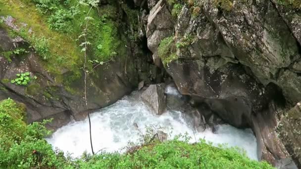 Gerlos proud proudí i když divoké Gerlostal údolí v Tyrolsku / Rakousko. — Stock video