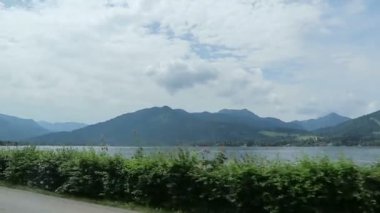 Tegernsee, Bavria / Almanya 21 Temmuz 2016: Tegernsee shore (Almanya) boyunca sürüş. Arka planda Avrupa Alpleri.