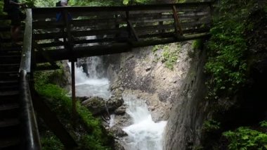 Stans, Tirol / Avusturya 25 Temmuz 2016: merdivenlerde Wolfsklamm gorge hiking. Avrupa Alpleri. Karvendel dağlar parçası.