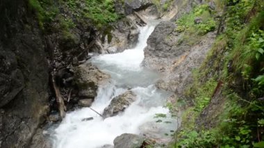 Stans, Tirol / Avusturya 25 Temmuz 2016: merdivenlerde Wolfsklamm gorge hiking. Avrupa Alpleri. Karvendel dağlar parçası.