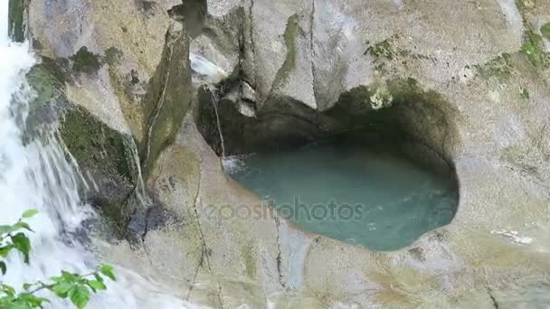 Fluxo de Gerlos fluindo através do vale de Wild-Gerlostal no Tirol / Áustria . — Vídeo de Stock