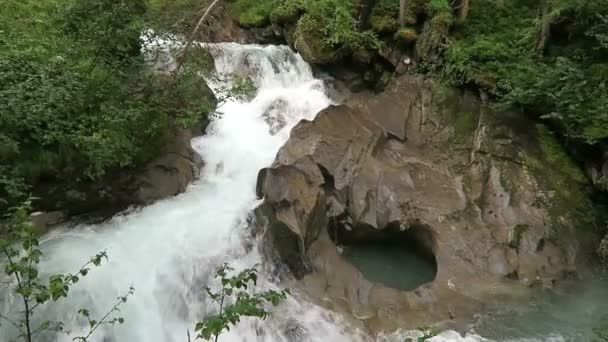 Fluxo de Gerlos fluindo através do vale de Wild-Gerlostal no Tirol / Áustria . — Vídeo de Stock