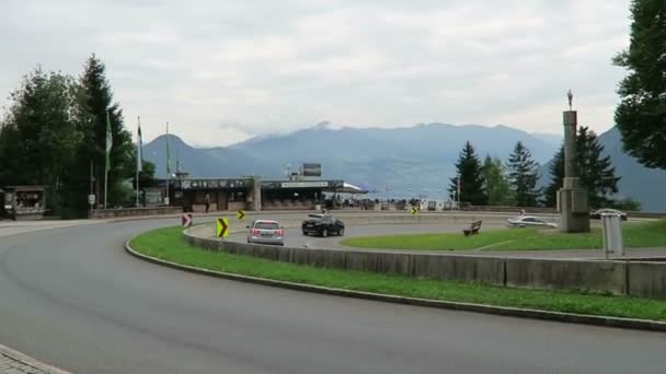 Zillertal, Tirol / Áustria 23 de julho de 2016: carros e ônibus que dirigem ao longo da estrada ao lado do miradouro no vale do zillertal Tirol, Áustria . — Vídeo de Stock