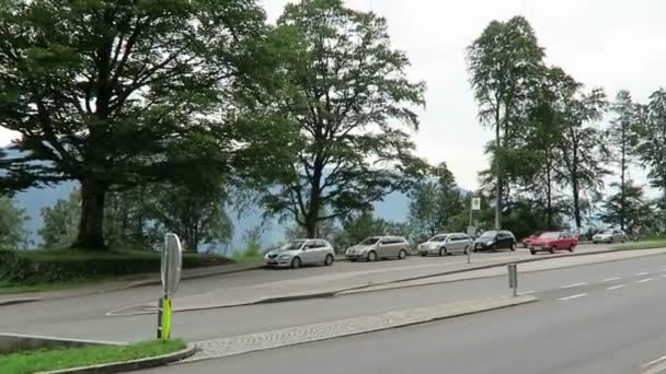 Zillertal, Tirol / Österreich 23. Juli 2016: Autos und Busse fahren auf der Straße neben Aussichtspunkt im Zillertal in Tirol, Österreich. — Stockvideo