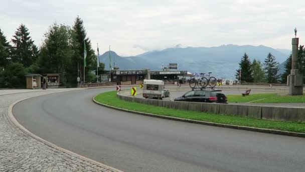 Zillertal, Tyrol / Ausztria július 23 2016: személyautók és buszok vezetés mentén az út mellett szempontból a zillertal-völgyben Tirol, Ausztria. — Stock videók